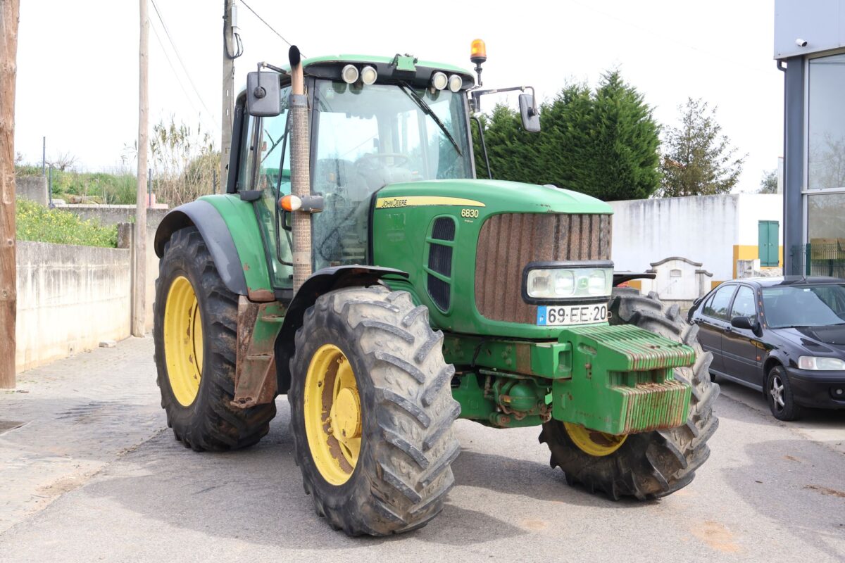 John Deere 6830